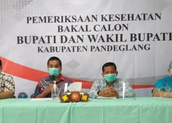 PEMERIKSAAN KESEHATAN: Ketua KPU Pandeglang, bersama Bawaslu dan tim pemeriksaan kesehatan Bapaslon Bupati dan Wabup Pandeglang, melakukan jumpa pers usai kedua Bapaslon di tes kesehatan di RSUD Berkah Pandeglang, Kamis (10/9). (NIPAL/SATELIT NEWS)