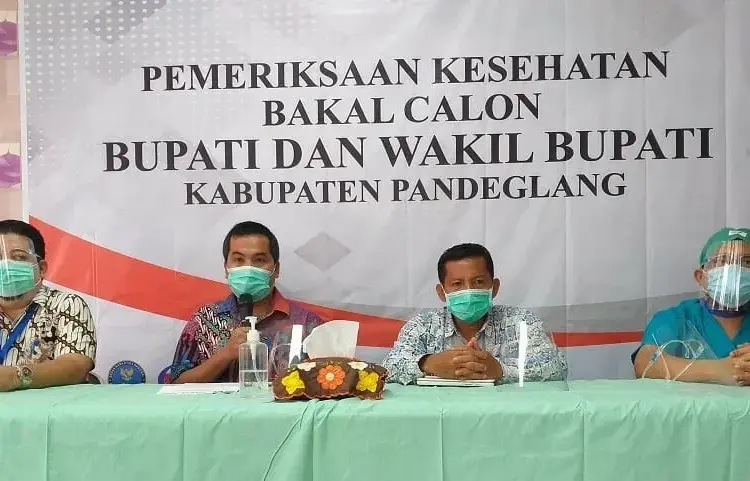 PEMERIKSAAN KESEHATAN: Ketua KPU Pandeglang, bersama Bawaslu dan tim pemeriksaan kesehatan Bapaslon Bupati dan Wabup Pandeglang, melakukan jumpa pers usai kedua Bapaslon di tes kesehatan di RSUD Berkah Pandeglang, Kamis (10/9). (NIPAL/SATELIT NEWS)