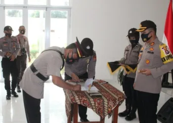 TANDA TANGAN:  Kapolres Lebak, AKBP Ade Mulyana saat menyaksikan penandatangan Mutasi jajaran Kasatnarkoba dan Delapan Kapolsek, di aula Santika Satyawada Polres setempat, Selasa (8/9). (MULYANA/SATELIT NEWS)