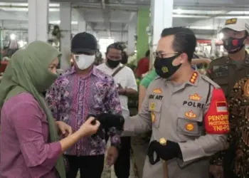 TEGUR PEDAGANG: Kapolres Kota Tangerang Kombes Pol Ade Ary Syam Indradi, saat menegur salah satu pedagang di Pasar Tradisional Tigaraksa yang tidak mengenakan masker, Kamis (3/9). (ALFIAN /SATELIT NEWS)