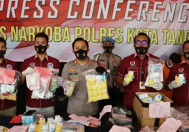 BARANG BUKTI: Kapolres Kota Tangerang Kombes Pol Ade Ary Syam Indradi, sedang memperlihatkan barang bukti obat-obatan tipe G, hasil tangkapan Satresnarkoba Polresta Tangerang,  Rabu (2/9). (ALFIAN/SATELIT NEWS)