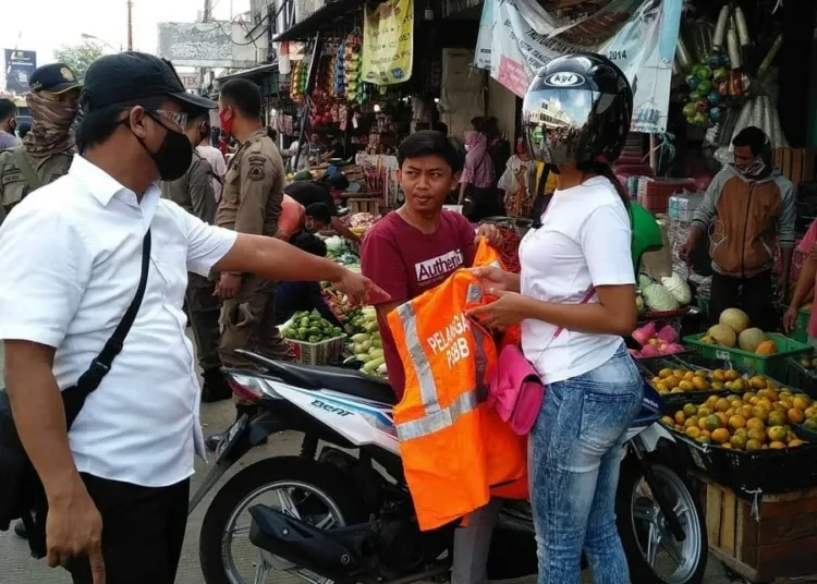 Tak Pakai Masker, Pedagang Pasar Serpong Dihukum Menyapu Jalan