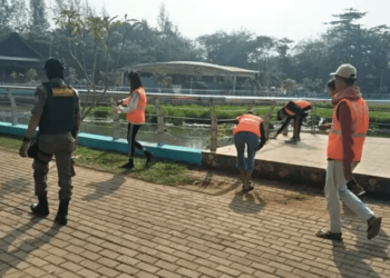 Tak Pakai Masker, 20 Pengunjung Taman Kota Dihukum Bersih-bersih