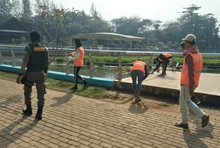 Tak Pakai Masker, 20 Pengunjung Taman Kota Dihukum Bersih-bersih