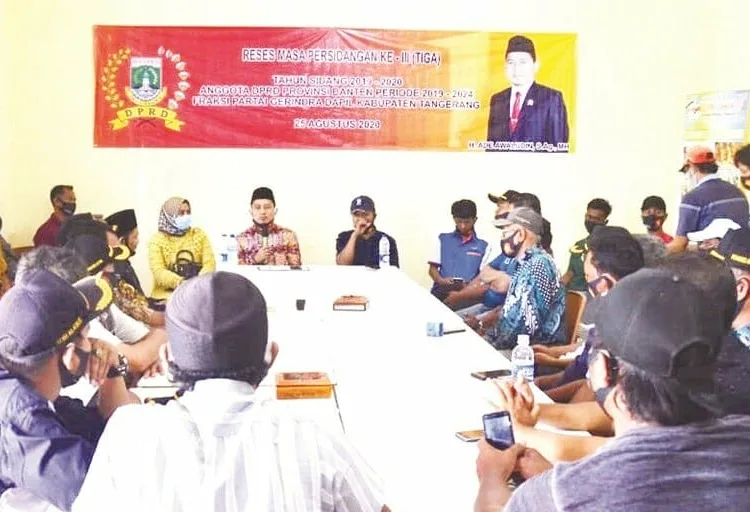 PEMBAHASAN RESES: Anggota DPRD Provinsi Banten Ade Awaludin sedang membahas 7 program usulan saat reses di beberapa kecamatan wilayah Kabupaten Tangerang utara. (ISTIMEWA)