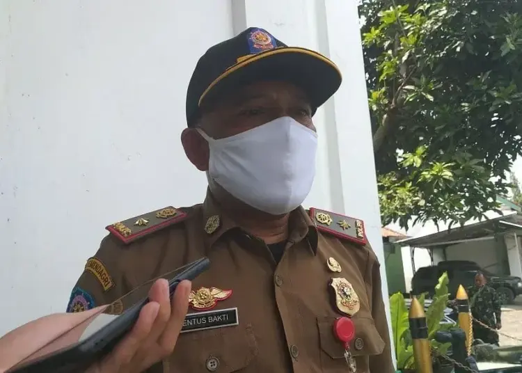 WAWANCARA: Kepala Satpol PP Pandeglang, Entus Bakti sedang menjelaskan soal Perbup 55 Tahun 2020, saat diwawancarai wartawan di lingkungan Kodim 0601 Pandeglang, Selasa (1/9). (NIPAL/SATELIT NEWS)