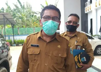 WAWANCARA: Sekda Pandeglang, Pery Hasanudin saat diwawancarai oleh wartawan di lingkungan Kecamatan Majasari, beberapa waktu lalu. (NIPAL/SATELIT NEWS)