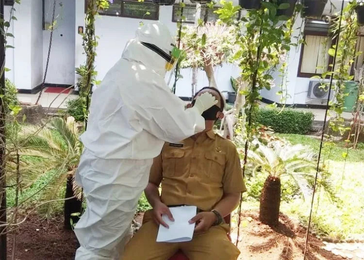 SWAB PCR: Salah seorang ASN di lingkungan Pemkab Serang saat menjalani Swab PCR yang dilaksanakan oleh Dinkes setempat, Senin (7/9). (SIDIK/SATELIT NEWS)