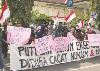 PROTES MASSAL: Massa melakukan unjuk rasa memprotes surat perintah eksekusi Pengadilan Negeri Tangerang terhadap 45 hektar lahan di Kecamatan Pinang, Senin (7/9). Unjuk rasa dilakukan di Pengadilan Negeri Tangerang.   (IRFAN/SATELIT NEWS)