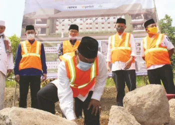 PELETAKAN BATU PERTAMA: Wakil Bupati Serang Pandji Tirtayasa, melakukan peletakan batu pertama, pembangunan Ponpes Bai Mahdi Soleh Ma'mun, di Kampung Sindang Heula, Desa Sindang Heula, Kecamatan Pabuaran, Kabupaten Serang, Selasa (1/9). (SIDIK/SATELIT NEWS)