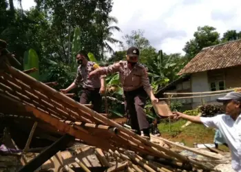 Diterjang Angin Kencang, Rumah Semi Permanen Ambruk