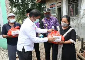 Dapat Bantuan, Korban Angin Puting Beliung di Solear Sumringah