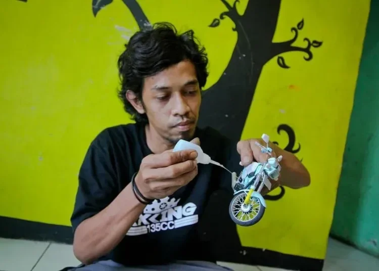 Pengerajin Miniatur Motor Rumahan