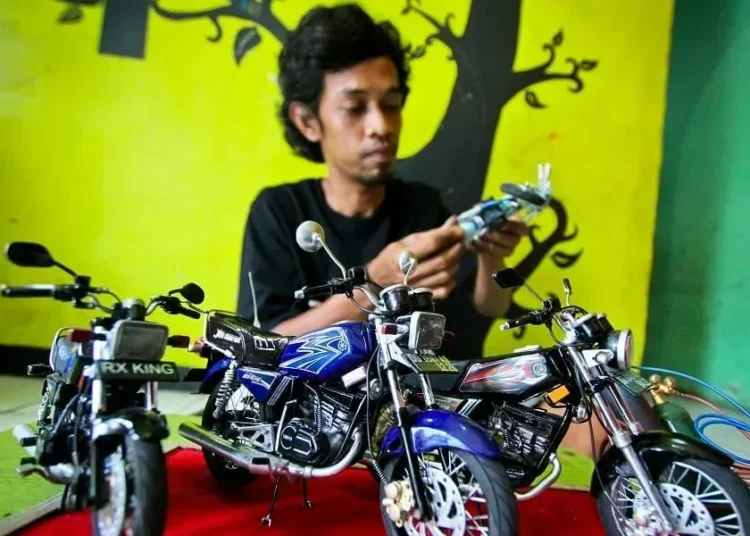 Pengerajin Miniatur Motor Rumahan