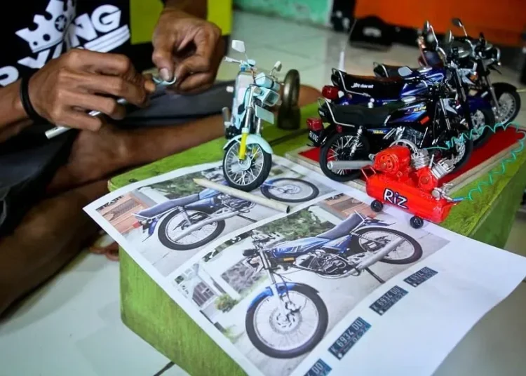 Pengerajin Miniatur Motor Rumahan