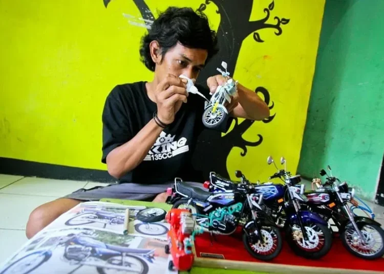 Pengerajin Miniatur Motor Rumahan