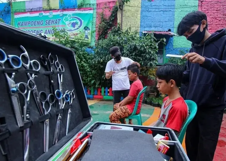 Pelatihan Cukur Rambut Untuk Warga Kurang Mampu