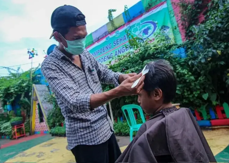 Pelatihan Cukur Rambut Untuk Warga Kurang Mampu