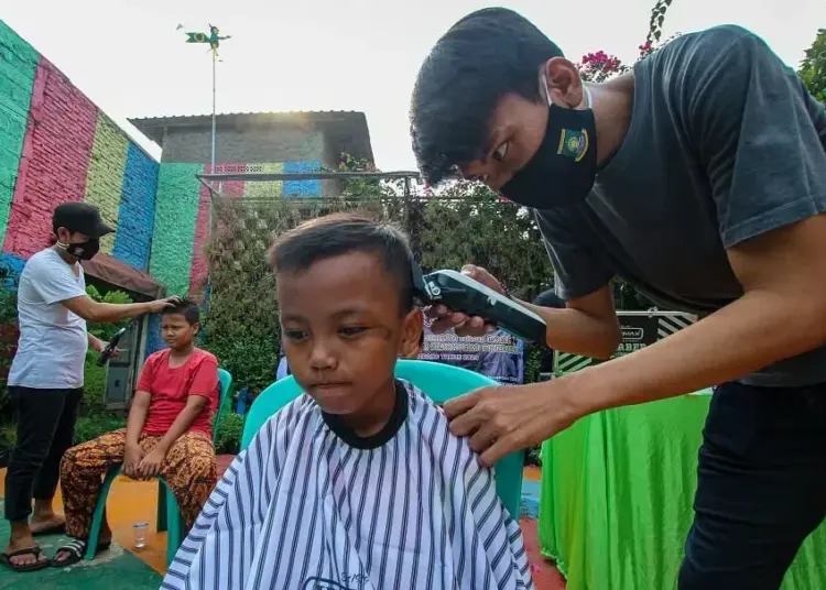 Pelatihan Cukur Rambut Untuk Warga Kurang Mampu