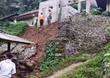 Banjir dan Longsor Rusak Rumah Warga