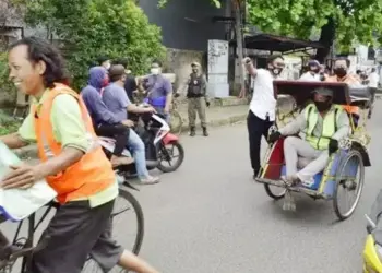 Pelanggar PSBB Ditangkap dan Diberi Hukuman jadi Tukang Becak