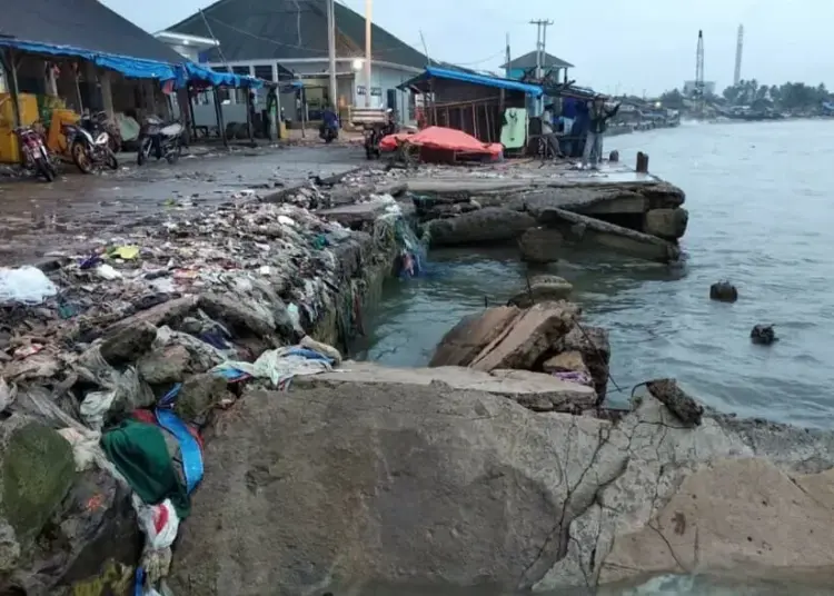 Dermaga Teluk Labuan Ambruk Dihantam Ombak