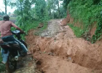 Jalan ke Kantor Camat Pakuhaji Rusak