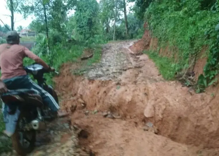 Jalan Poros Desa Nyaris Putus