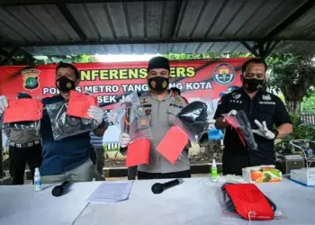 BARANG BUKTI: Polsek Jatiuwung menunjukkan barang bukti yang dipergunakan tersangka Nurjen untuk membunuh Kit Fo yang ditemukan tewas bersimbah darah di wilayah Periuk, Senin (23/11). (DEDE KURNIAWAN/SATELIT NEWS)