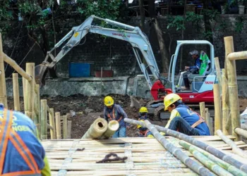 Proses Pembuatan Trek Sepeda dalam revitalisasi Kali Mookervart