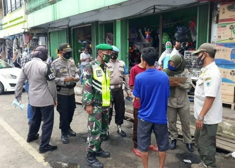 Tak Kenal Lelah, Gencarkan Razia Masker dan Sosialisasi 3 M