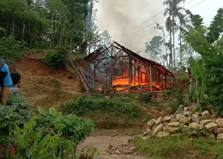 Rumah Janda Renta Ludes Terbakar