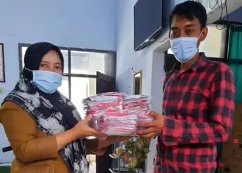 Wartawan Diberi Masker Untuk Cegah Penyebaran Covid-19