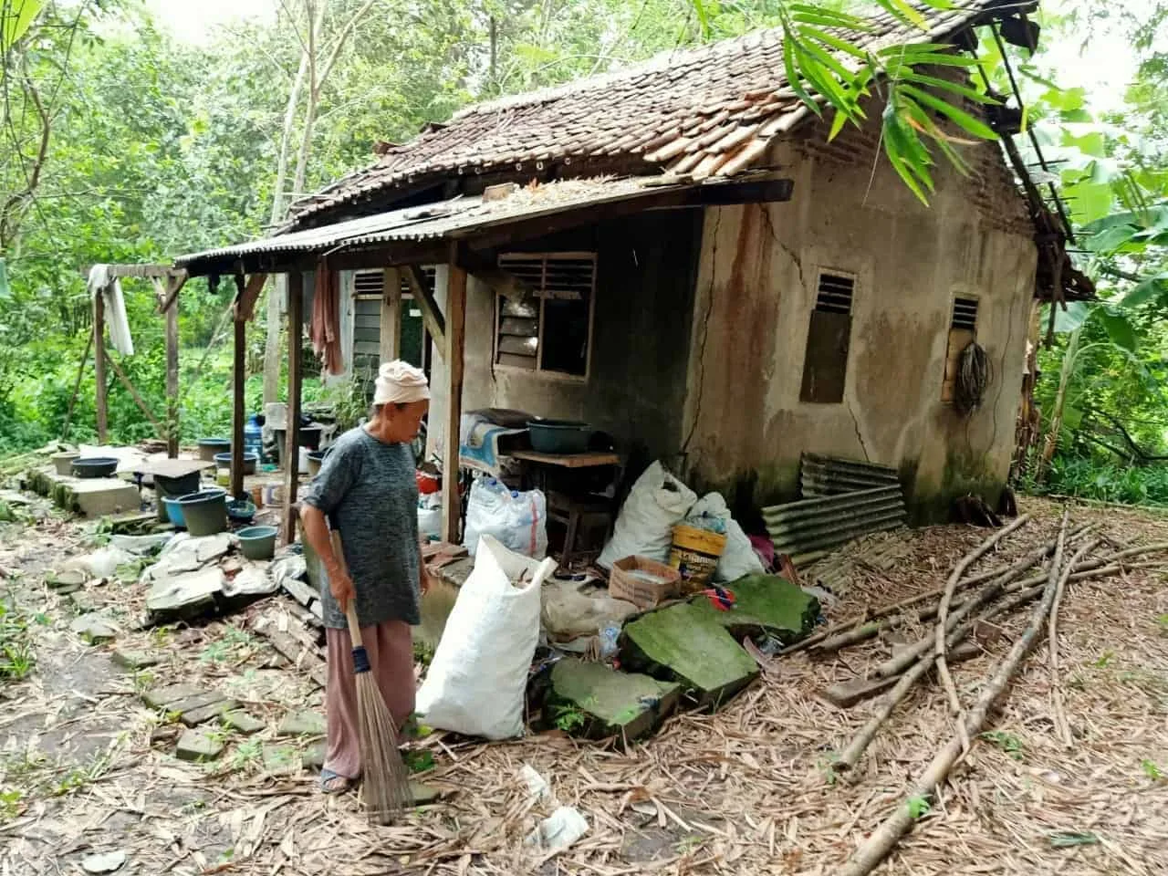 30 Tahun Tinggal di Rumah Reyot, Nenek Sukarmi Harapkan Bantuan