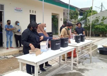 Anggota Karang Taruna Belajar Daur Ulang Kertas