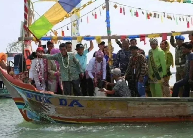 Jaga Kesakralan Masjid Agung, Ruwat Laut Diganti Tabur Benih