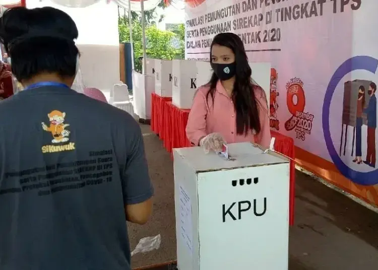 Tak Cukup Bermasker, Pemilih Juga Pakai Sarung Tangan