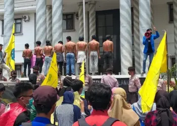 Mahasiswa Demo Kantor Setda dan DPRD