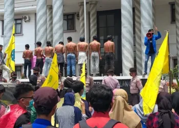 Mahasiswa Demo Kantor Setda dan DPRD