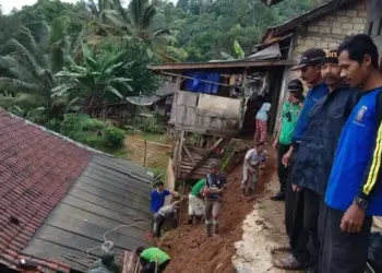 Diterjang Longsor, 11 Rumah dan Jembatan Rusak