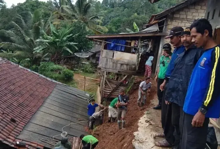 Diterjang Longsor, 11 Rumah dan Jembatan Rusak