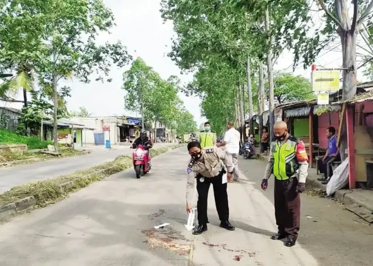 Jatuh dan Terlindas Truk, Pengendara Motor Tewas