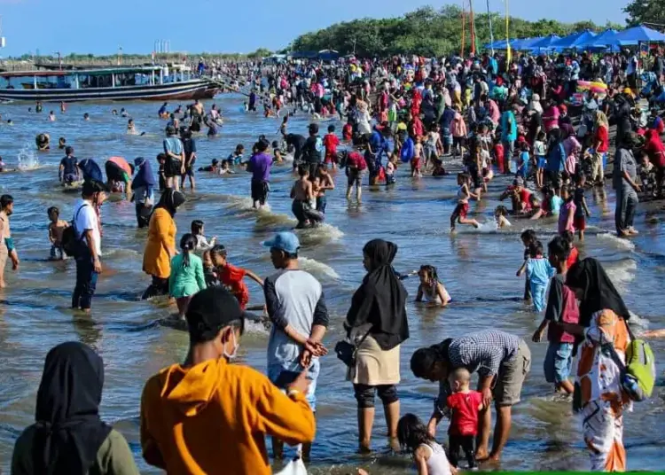 Wisata Pantai Tanjung Pasir Ramai Pengunjung