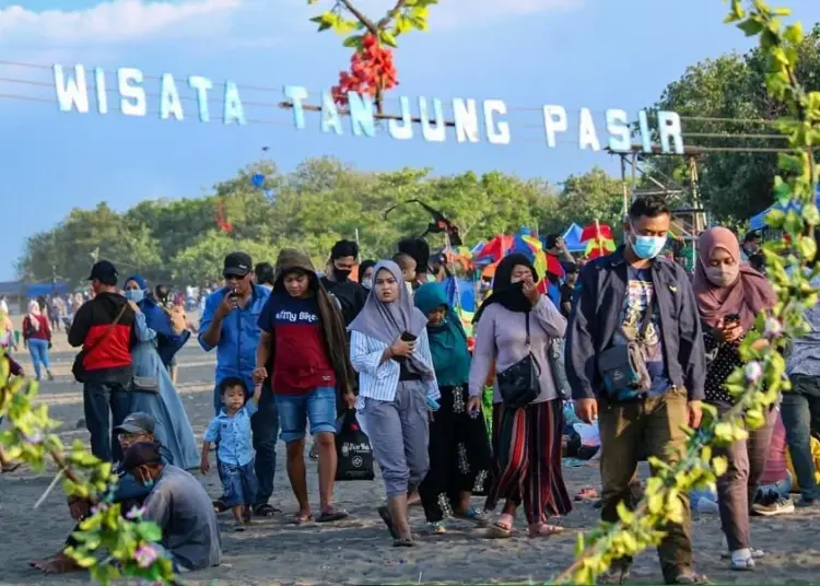 Wisata Pantai Tanjung Pasir Ramai Pengunjung