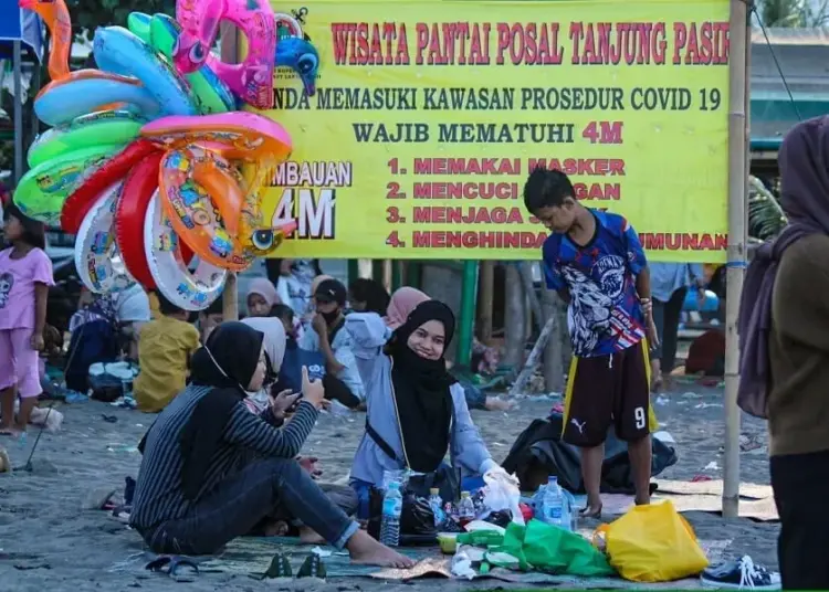 Wisata Pantai Tanjung Pasir Ramai Pengunjung