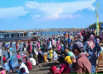 Wisata Pantai Tanjung Pasir Ramai Pengunjung