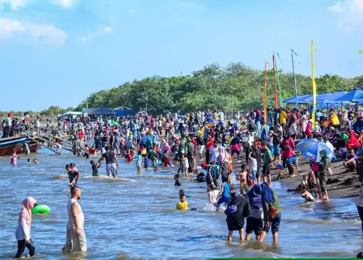 Wisata Pantai Tanjung Pasir Ramai Pengunjung