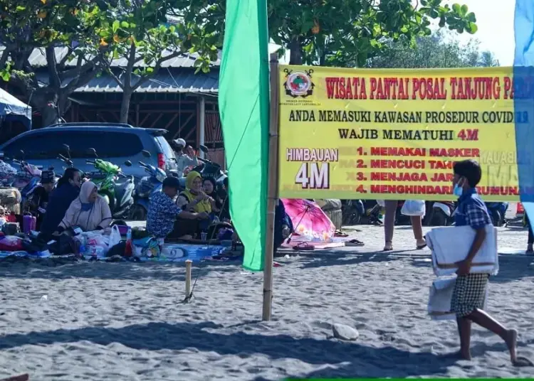 Wisata Pantai Tanjung Pasir Ramai Pengunjung