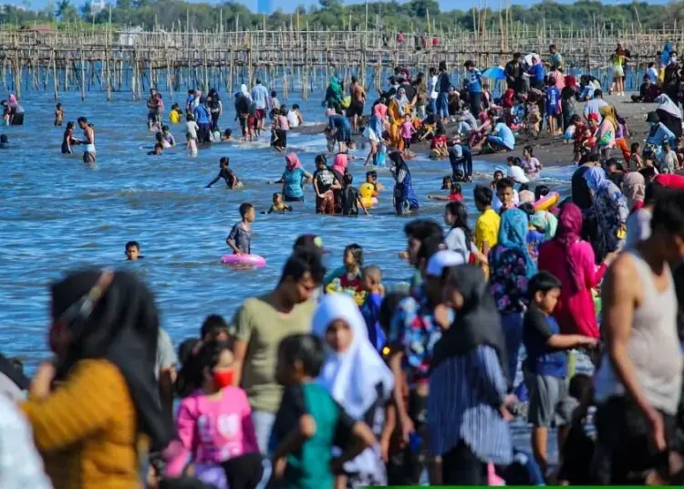 Wisata Pantai Tanjung Pasir Ramai Pengunjung