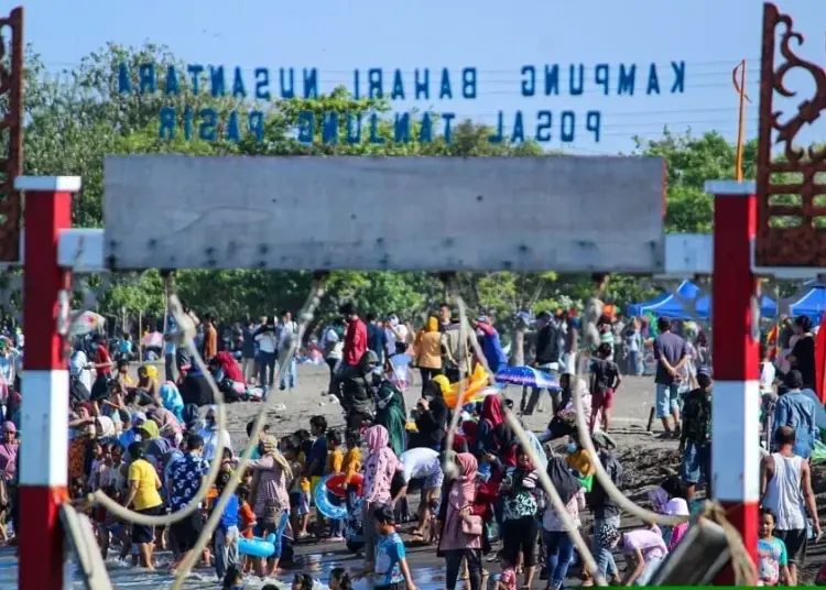 Wisata Pantai Tanjung Pasir Ramai Pengunjung